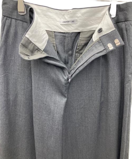EVERYDAY I LIKE.（エヴリデイ アイ ライク）EVERYDAY I LIKE. (エヴリデイ アイ ライク) 3シーズンタックパンツ グレー サイズ:SIZE38の古着・服飾アイテム
