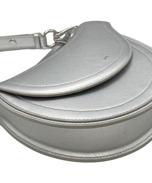JW PEI（ジェイダブリューペイ）JW PEI (ジェイダブリューペイ) Ashlie クロスボディバッグ シルバーの古着・服飾アイテム