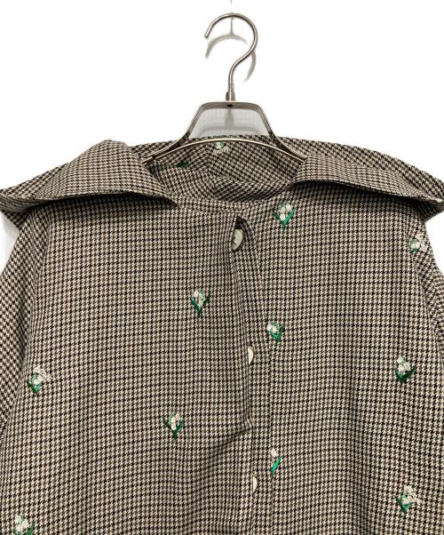 KLOSET（クロセット）kloset (クロセット) フラワー刺繍フーデッドコート ベージュ サイズ:FREE 未使用品の古着・服飾アイテム