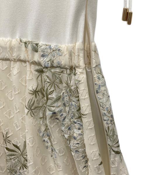 GRACE CONTINENTAL（（グレースコンチネンタル）GRACE CONTINENTAL (グレースコンチネンタル) フラワー刺繍フレアニットワンピース ホワイト サイズ:36の古着・服飾アイテム