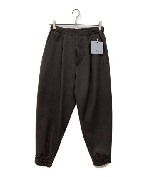 Dulcamara（ドゥルカマラ）Dulcamara (ドゥルカマラ) YOSOIKI TRACK PANTS チャコールブラウン 未使用品の古着・服飾アイテム