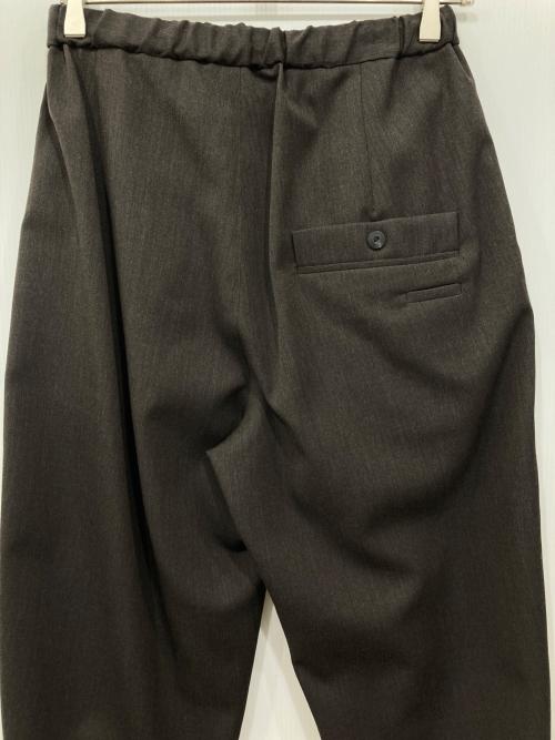 Dulcamara（ドゥルカマラ）Dulcamara (ドゥルカマラ) YOSOIKI TRACK PANTS チャコールブラウン 未使用品の古着・服飾アイテム