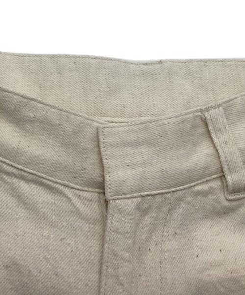 6(ROKU) BEAUTY&YOUTH（ロク ビューティーアンドユース）6(ROKU) BEAUTY&YOUTH (ロク ビューティーアンドユース) WHITE DENIM PRINT PANTS ベージュ サイズ:34の古着・服飾アイテム