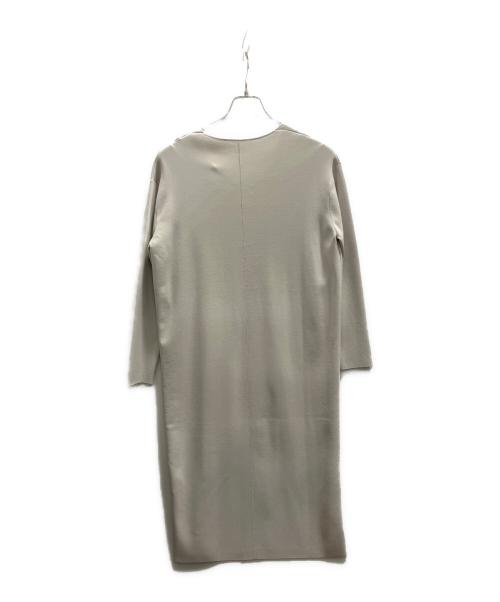 icB（アイシービー）icB (アイシービー) シンセティックフルニードルVネックワンピース ベージュ サイズ:Ｓの古着・服飾アイテム
