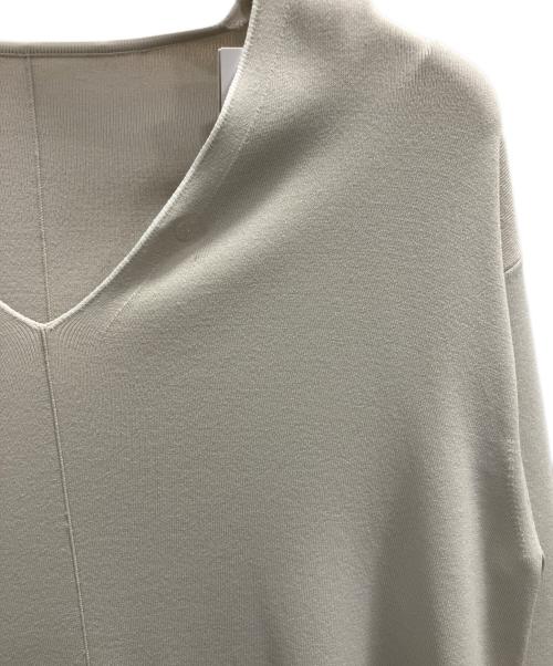 icB（アイシービー）icB (アイシービー) シンセティックフルニードルVネックワンピース ベージュ サイズ:Ｓの古着・服飾アイテム