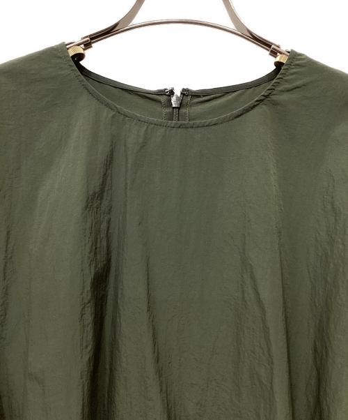 LANVIN en Bleu（ランバンオンブルー）LANVIN en Bleu (ランバンオンブルー) 速乾ナイロンドロップタックショルダーブラウス オリーブ サイズ:38の古着・服飾アイテム