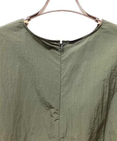 LANVIN en Bleu（ランバンオンブルー）LANVIN en Bleu (ランバンオンブルー) 速乾ナイロンドロップタックショルダーブラウス オリーブ サイズ:38の古着・服飾アイテム