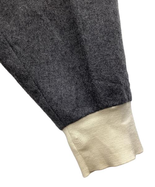 ENFOLD（エンフォルド）ENFOLD (エンフォルド) ストレッチサキソニー RIB N/C PULLOVER グレー サイズ:SIZE 38の古着・服飾アイテム