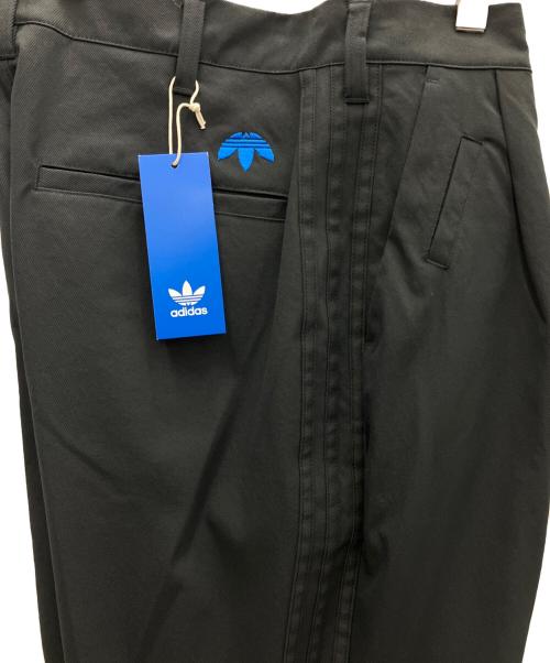 adidas（アディダス）adidas (アディダス) ROLLING LINKS ツイストウィーブ ワイド チノパンツ ブラック サイズ:79 未使用品の古着・服飾アイテム