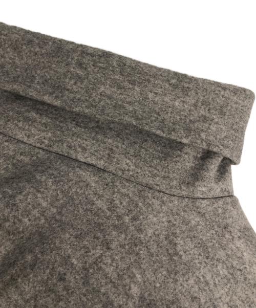 LE PHIL（ル フィル）LE PHIL (ル フィル) ニードルパンチジャージーハイネック グレー サイズ:F 未使用品の古着・服飾アイテム