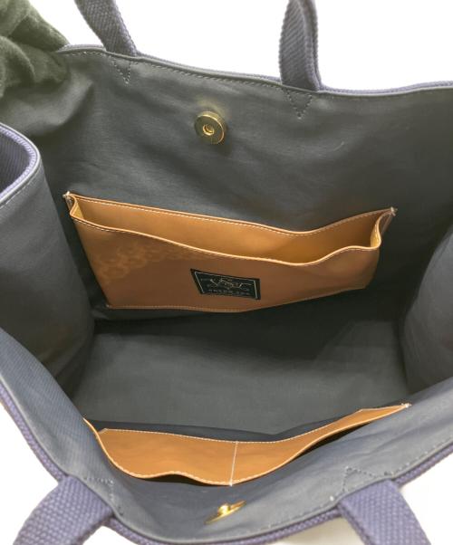 SEVEN TEN by MIHO KAWAHITO（セブン テン バイ ミホ カワヒト）SEVEN TEN by MIHO KAWAHITO (セブン テン バイ ミホ カワヒト) ワンポイント刺繍トートバッグ大 ネイビーの古着・服飾アイテム