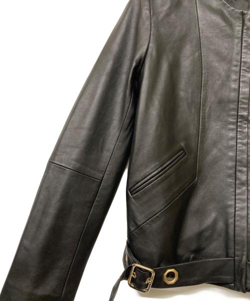 Sandro（サンドロ）Sandro (サンドロ) シープスキンベルテッドノーカラーレザージャケット ブラック サイズ:1の古着・服飾アイテム