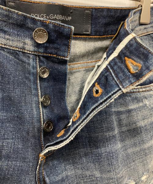 DOLCE & GABBANA（ドルチェ＆ガッバーナ）DOLCE & GABBANA (ドルチェ＆ガッバーナ) familiarワッペン ユーズド加工デニムパンツ インディゴ サイズ:48の古着・服飾アイテム