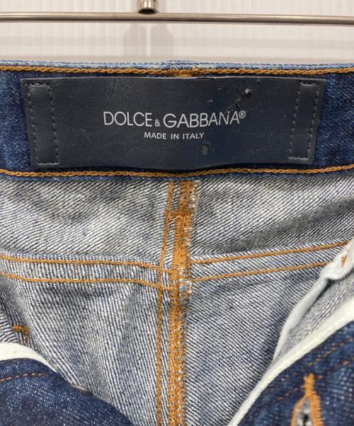 DOLCE & GABBANA（ドルチェ＆ガッバーナ）DOLCE & GABBANA (ドルチェ＆ガッバーナ) familiarワッペン ユーズド加工デニムパンツ インディゴ サイズ:48の古着・服飾アイテム