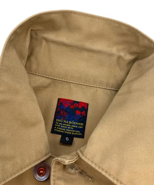 BRU NA BOINNE（ブルーナボイン）BRU NA BOINNE (ブルーナボイン) MAYBE NOT CHINO JACKET ベージュの古着・服飾アイテム