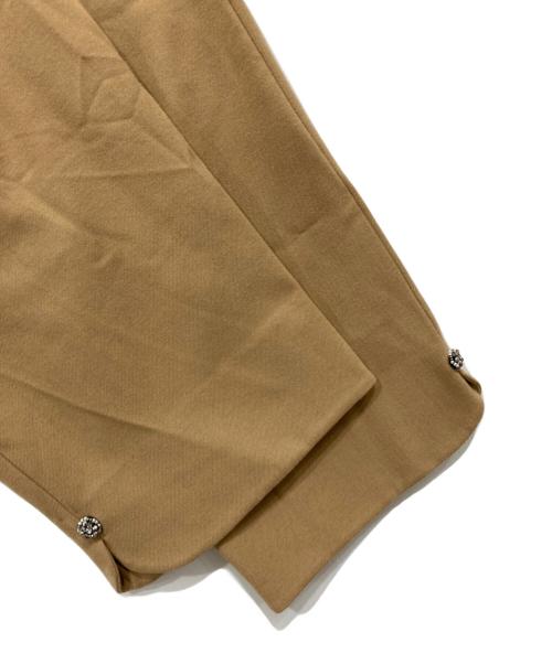TO BE CHIC（トゥービーシック）TO BE CHIC (トゥービーシック) 装飾クロップドパンツ ベージュ サイズ:46の古着・服飾アイテム