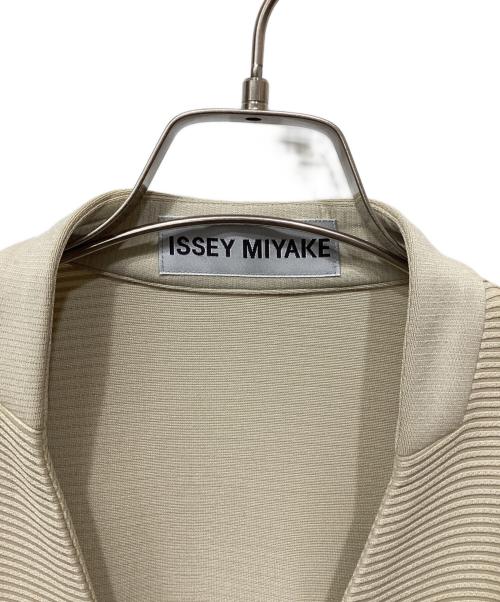 ISSEY MIYAKE（イッセイミヤケ）ISSEY MIYAKE (イッセイミヤケ) ピンストライプニットブレザー ベージュ サイズ:2の古着・服飾アイテム