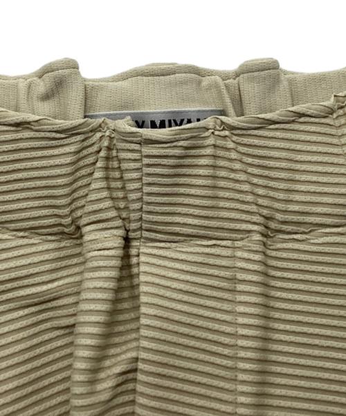 ISSEY MIYAKE（イッセイミヤケ）ISSEY MIYAKE (イッセイミヤケ) ピンストライプニットパンツ ベージュ サイズ: 1の古着・服飾アイテム