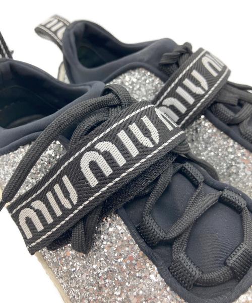 MIU MIU（ミュウミュウ）MIU MIU (ミュウミュウ) スニーカー シルバー サイズ:35の古着・服飾アイテム