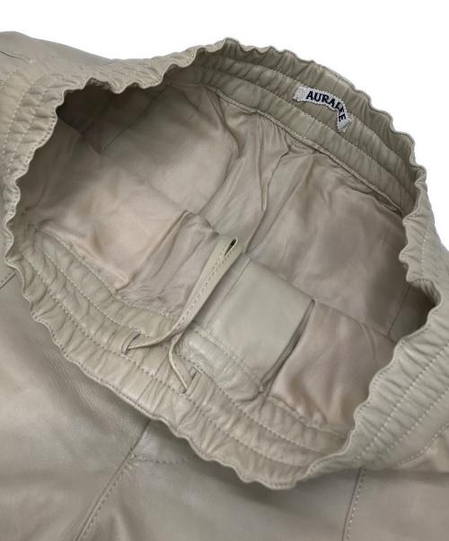 AURALEE（オーラリー）AURALEE (オーラリー) LIGHT LAMB LEATHER EASY PANTS ベージュ サイズ:3の古着・服飾アイテム