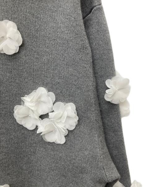 UNITED ARROWS（ユナイテッドアローズ）UNITED ARROWS (ユナイテッドアローズ) 3D フラワーモチーフ ロングスリーブ ニット グレー サイズ:-の古着・服飾アイテム