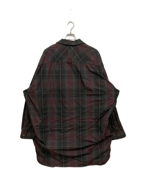Maison MIHARA YASUHIRO（メゾン ミハラ ヤスヒロ）Maison MIHARA YASUHIRO (メゾン ミハラ ヤスヒロ) ロングシャツ グレー×レッド サイズ:48の古着・服飾アイテム