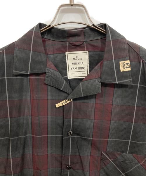 Maison MIHARA YASUHIRO（メゾン ミハラ ヤスヒロ）Maison MIHARA YASUHIRO (メゾン ミハラ ヤスヒロ) ロングシャツ グレー×レッド サイズ:48の古着・服飾アイテム