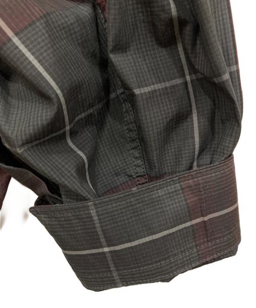 Maison MIHARA YASUHIRO（メゾン ミハラ ヤスヒロ）Maison MIHARA YASUHIRO (メゾン ミハラ ヤスヒロ) ロングシャツ グレー×レッド サイズ:48の古着・服飾アイテム