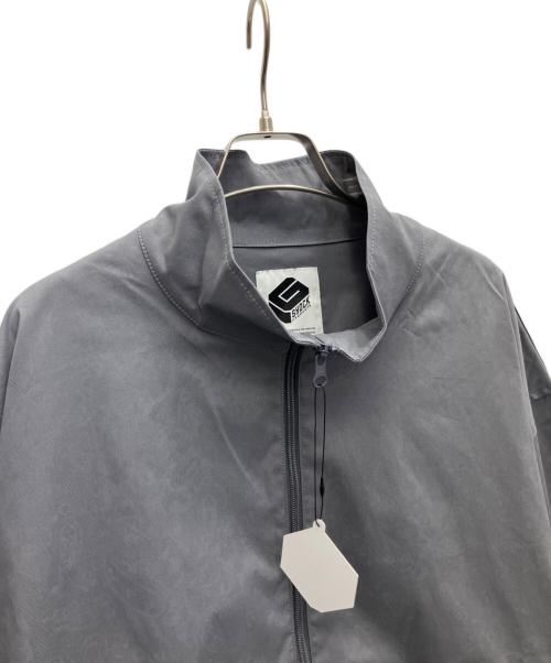 G-SHOCK PRODUCTS（ジーショック プロダクツ）G-SHOCK PRODUCTS (ジーショック プロダクツ) PAISLEY PATTERN EMBOSS BLOUSON グレー サイズ:XL 未使用品の古着・服飾アイテム