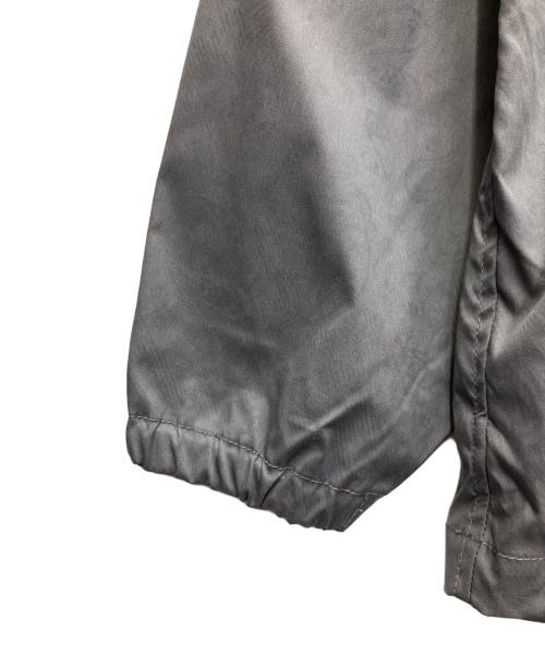 G-SHOCK PRODUCTS（ジーショック プロダクツ）G-SHOCK PRODUCTS (ジーショック プロダクツ) PAISLEY PATTERN EMBOSS BLOUSON グレー サイズ:XL 未使用品の古着・服飾アイテム