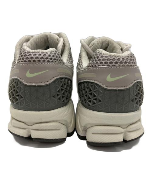 NIKE（ナイキ）NIKE (ナイキ) W ZOOM VOMERO 5 グレー サイズ:23.5の古着・服飾アイテム