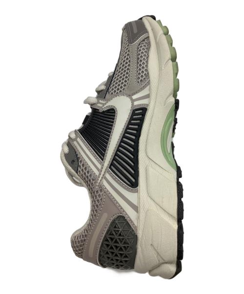 NIKE（ナイキ）NIKE (ナイキ) W ZOOM VOMERO 5 グレー サイズ:23.5の古着・服飾アイテム