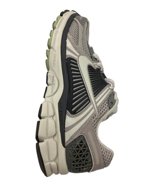 NIKE（ナイキ）NIKE (ナイキ) W ZOOM VOMERO 5 グレー サイズ:23.5の古着・服飾アイテム