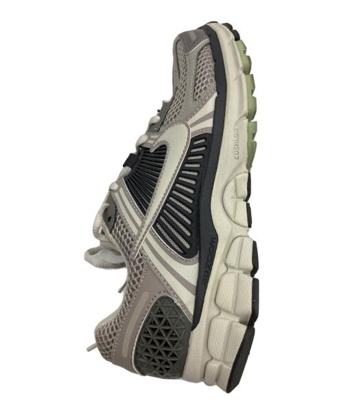 NIKE（ナイキ）NIKE (ナイキ) W ZOOM VOMERO 5 グレー サイズ:23.5の古着・服飾アイテム