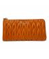 MIU MIU（ミュウミュウ）の古着「マテラッセL字ファスナー長財布」｜オレンジ