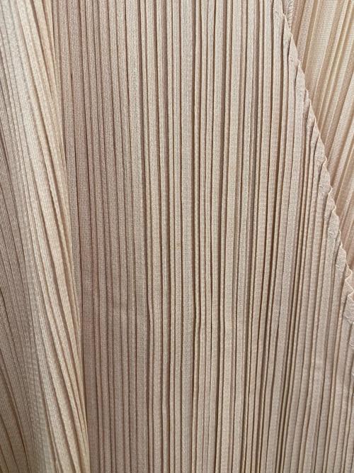 PLEATS PLEASE（プリーツプリーズ）PLEATS PLEASE (プリーツプリーズ) プリーツカーディガン ベージュ サイズ:4の古着・服飾アイテム