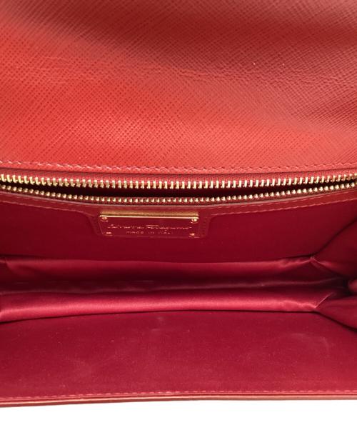 Salvatore Ferragamo（サルヴァトーレ フェラガモ）Salvatore Ferragamo (サルヴァトーレ フェラガモ) ヴァラリボンチェーンショルダーバッグ レッドの古着・服飾アイテム