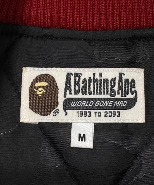 A BATHING APE（ア ベイシング エイプ）A BATHING APE (ア ベイシング エイプ) DEBOSSED CAMO LEATHER SLEEVE OVERSIZED VARSITY JACKET レッド サイズ:Mの古着・服飾アイテム