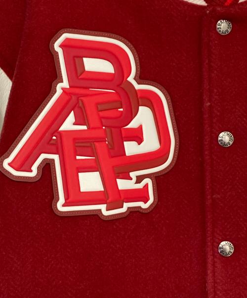 A BATHING APE（ア ベイシング エイプ）A BATHING APE (ア ベイシング エイプ) DEBOSSED CAMO LEATHER SLEEVE OVERSIZED VARSITY JACKET レッド サイズ:Mの古着・服飾アイテム