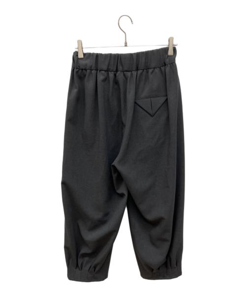 NO CONTROL AIR（ノーコントロールエアー）no control air (ノーコントロールエアー) オクタグラムポリエステル・艶消平織 裾8タックパンツ グレー サイズ:3の古着・服飾アイテム