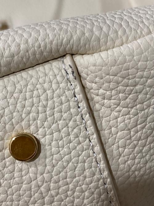 TREASURE TOPKAPI（トレジャートプカピ）TREASURE TOPKAPI (トレジャートプカピ) シュリンクレザー メッシュハンドル ショルダー付き トート バッグ アイボリーの古着・服飾アイテム