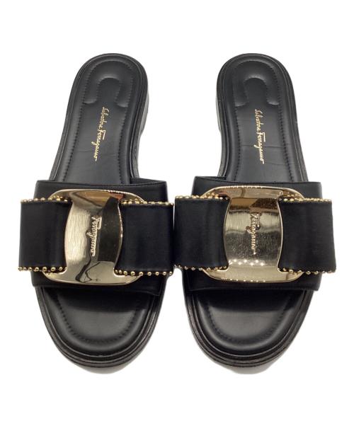 Salvatore Ferragamo（サルヴァトーレ フェラガモ）Salvatore Ferragamo (サルヴァトーレ フェラガモ) ヴァラスタッズサンダル ブラック サイズ: 8Dの古着・服飾アイテム