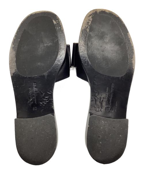 Salvatore Ferragamo（サルヴァトーレ フェラガモ）Salvatore Ferragamo (サルヴァトーレ フェラガモ) ヴァラスタッズサンダル ブラック サイズ: 8Dの古着・服飾アイテム