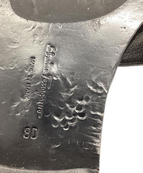 Salvatore Ferragamo（サルヴァトーレ フェラガモ）Salvatore Ferragamo (サルヴァトーレ フェラガモ) ヴァラスタッズサンダル ブラック サイズ: 8Dの古着・服飾アイテム