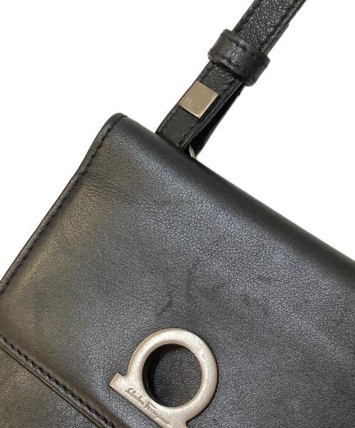 Salvatore Ferragamo（サルヴァトーレ フェラガモ）Salvatore Ferragamo (サルヴァトーレ フェラガモ) ガンチーニ レザーショルダーウォレット ブラックの古着・服飾アイテム