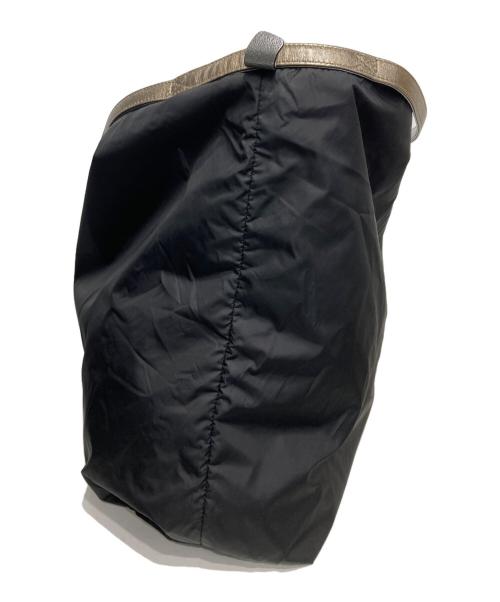 JIMMY CHOO（ジミーチュウ）JIMMY CHOO (ジミーチュウ) 収納ポーチ付き折り畳みナイロンバッグ ブラックの古着・服飾アイテム