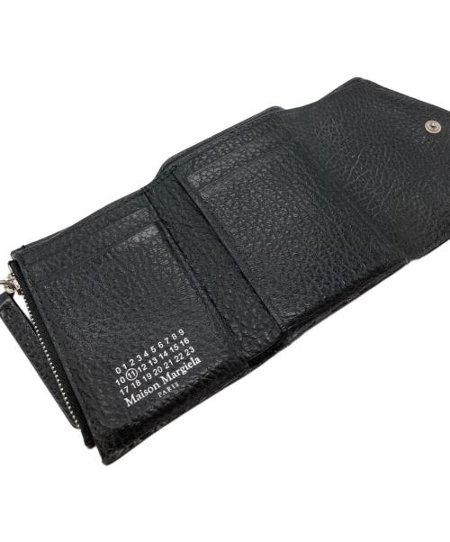 Maison Margiela（メゾンマルジェラ）Maison Margiela (メゾンマルジェラ) コンパクト レザー ウォレット 三つ折り財布 ブラックの古着・服飾アイテム
