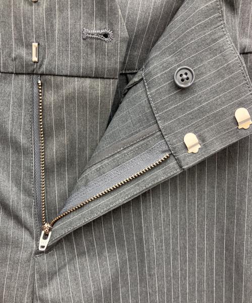 M TO R（ムウトアール）M TO R (ムウトアール) PINSTRIPE STRAIGHT PANTS グレー サイズ:38 未使用品の古着・服飾アイテム