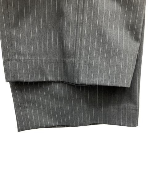 M TO R（ムウトアール）M TO R (ムウトアール) PINSTRIPE STRAIGHT PANTS グレー サイズ:38 未使用品の古着・服飾アイテム