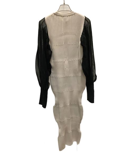 CFCL（シーエフシーエル）CFCL (シーエフシーエル) ワンピース　CFCL（シーエフシーエル）　CF006KH051　FLUTED LUCENT LONG PUFF SLEEVE DRESS ベージュ サイズ:SIZE 1の古着・服飾アイテム